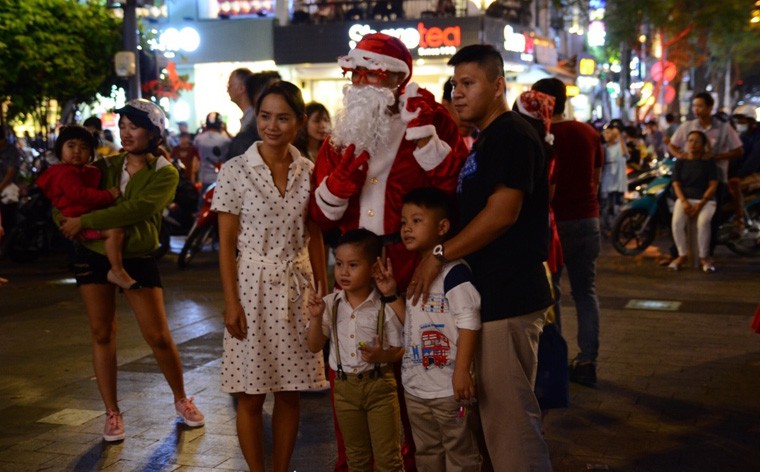 Giang sinh 2018, tre em tranh nhau tam tren pho Nguyen Hue-Hinh-6