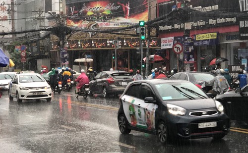 Ngay dau ky nghi Tet Duong lich, Sai Gon mua tam ta-Hinh-2