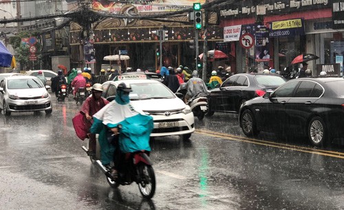 Ngay dau ky nghi Tet Duong lich, Sai Gon mua tam ta-Hinh-3