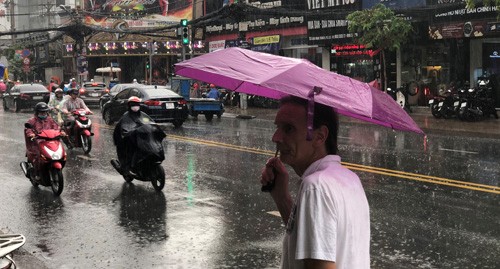 Ngay dau ky nghi Tet Duong lich, Sai Gon mua tam ta-Hinh-4