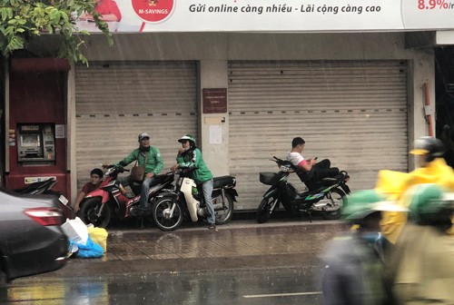 Ngay dau ky nghi Tet Duong lich, Sai Gon mua tam ta-Hinh-5