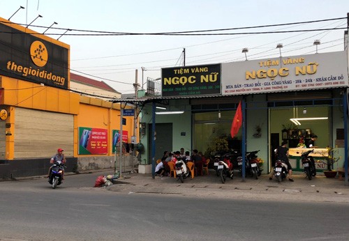 Nam thanh nien xong vao dap tu kinh tiem vang chieu Mung 1 Tet