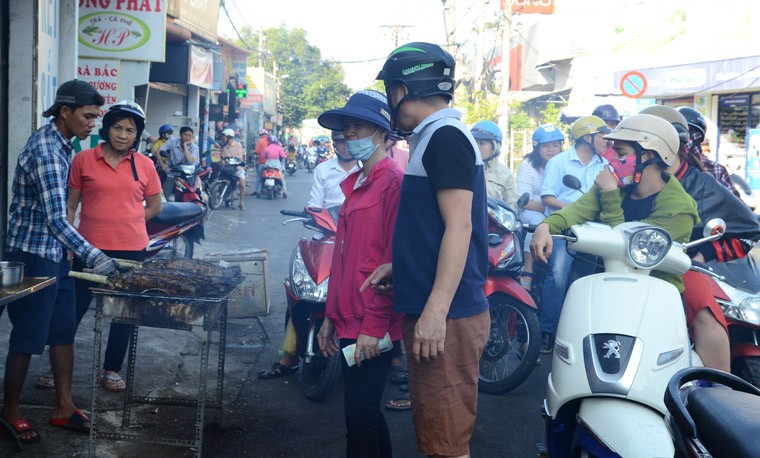 Thanh nien “ba dao” mua ca loc nuong via than tai tang ban gai ngay Valentine