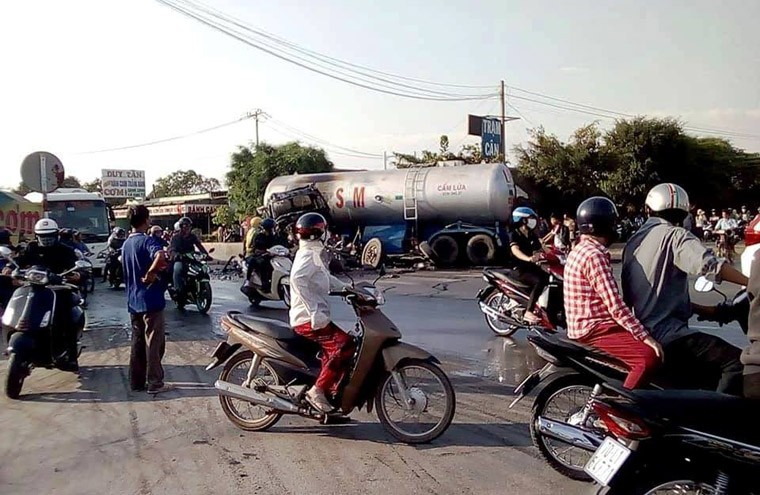 Hien truong kinh hoang xe bon chay ngun ngut tren QL22-Hinh-6