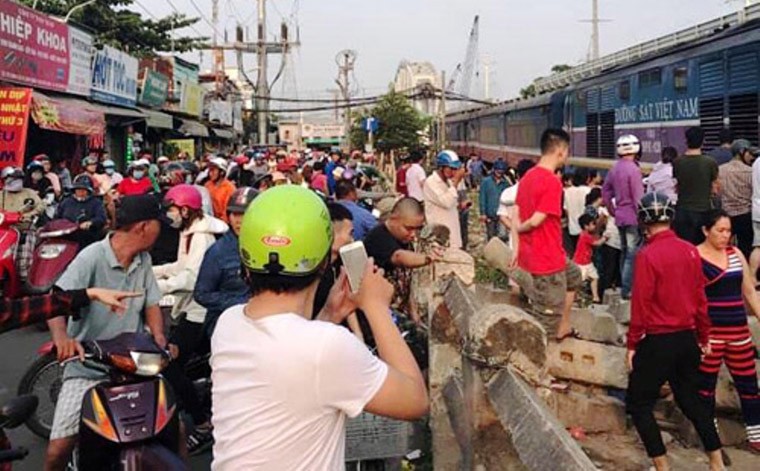 “Toat mo hoi” canh giai cuu nguoi dan ong ket duoi gam tau hoa-Hinh-9