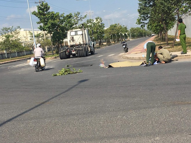 Nam cong nhan bi xe container can tu vong khi di lam