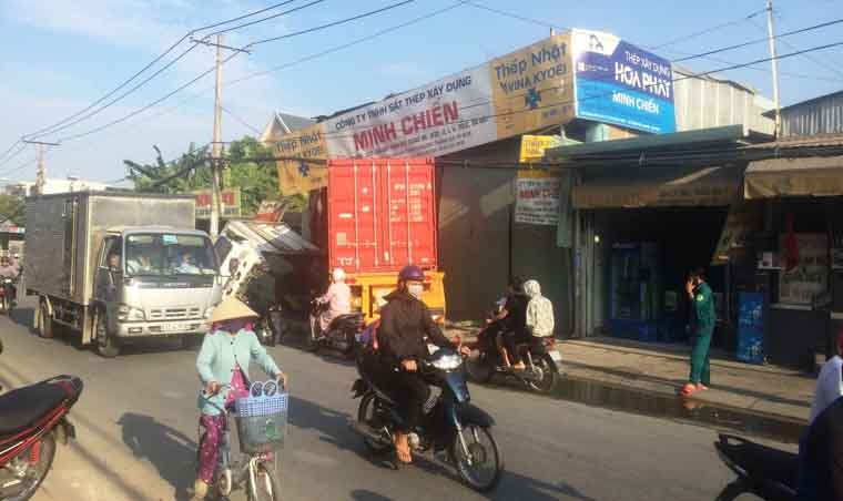 Tai xe container “ngu say” giua dong do nat sau tai nan-Hinh-3