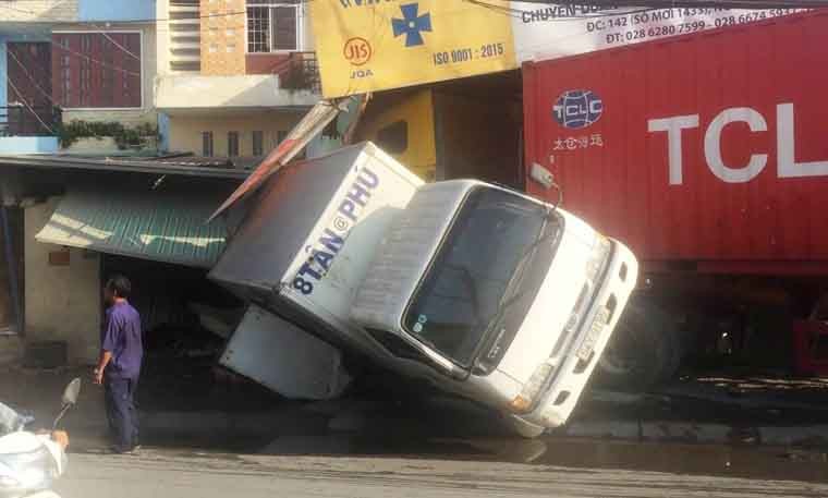 Tai xe container “ngu say” giua dong do nat sau tai nan-Hinh-7