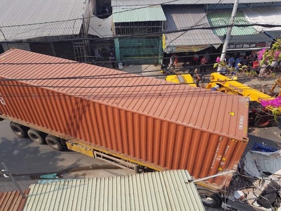 Xe container tong sap 3 nha dan, 14 nguoi thoat chet trong gang tac