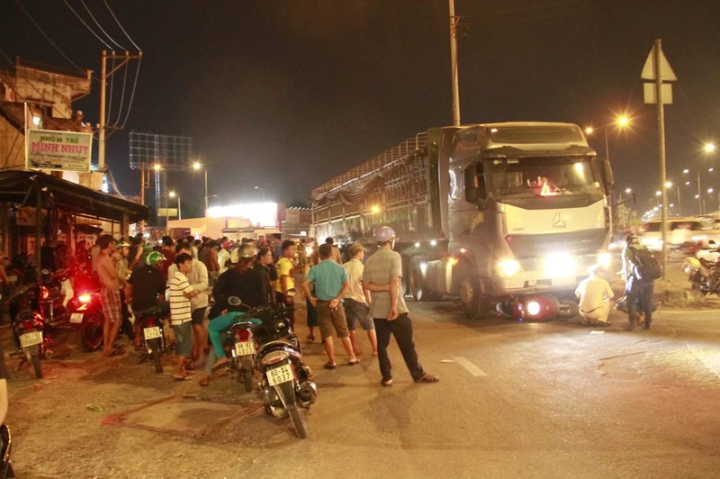 Xe dau keo cuon xe may vao gam, hai nguoi tu vong thuong tam