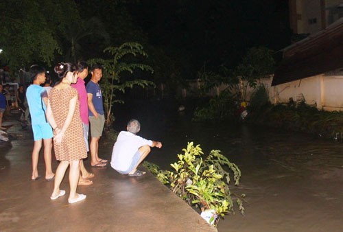 Mua lon dau mua, 2 thanh nien bi nuoc cuon troi