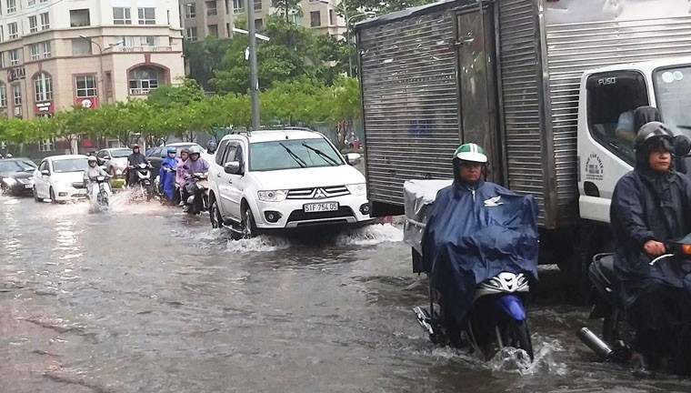 TP HCM: Mua dau mua ngap hon nua met, nguoi dan khon don loi nuoc-Hinh-3