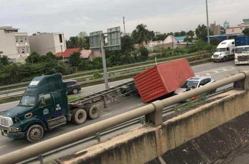 Kinh hoang container de o to tren cao toc Long Thanh - Dau Giay-Hinh-2