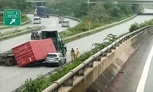 Kinh hoang container de o to tren cao toc Long Thanh - Dau Giay