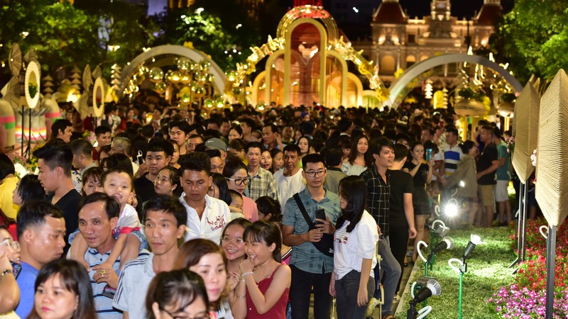 Du khach trang dem tham quan duong hoa Nguyen Hue trong dem khai mac-Hinh-5