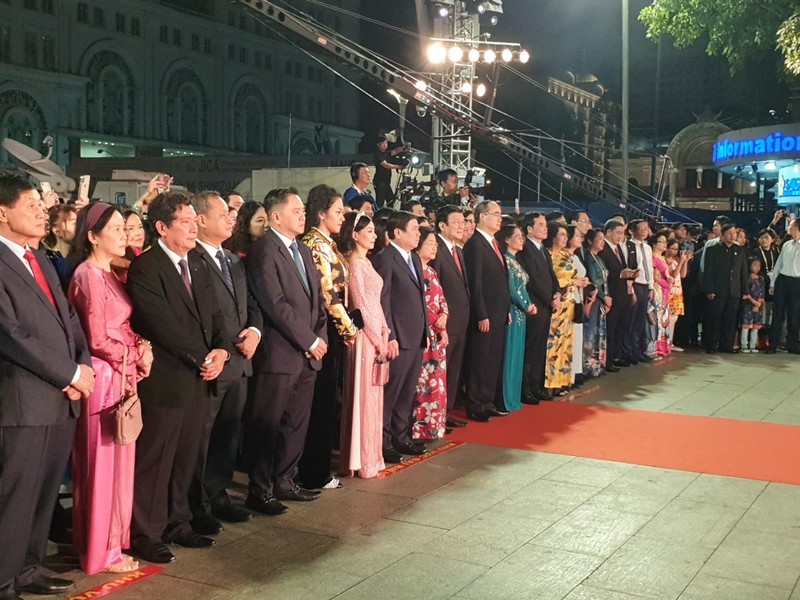 Du khach trang dem tham quan duong hoa Nguyen Hue trong dem khai mac