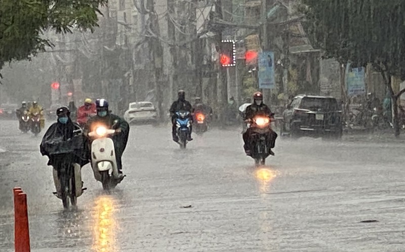 Mua “vang” xoi xa, duong pho Sai Gon thong thoang du gio cao diem-Hinh-2