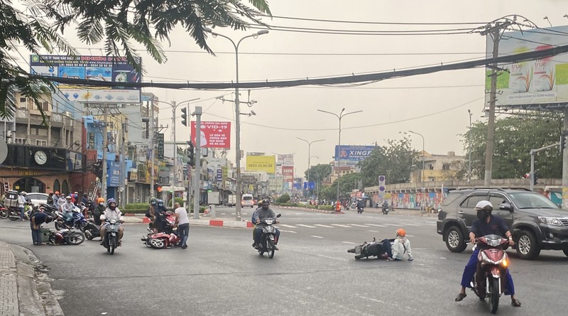 Mua “vang” xoi xa, duong pho Sai Gon thong thoang du gio cao diem-Hinh-4