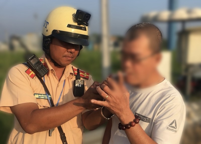 TP HCM: Nhieu tai xe bat ngo khi bi do nong do con tu sang-Hinh-2