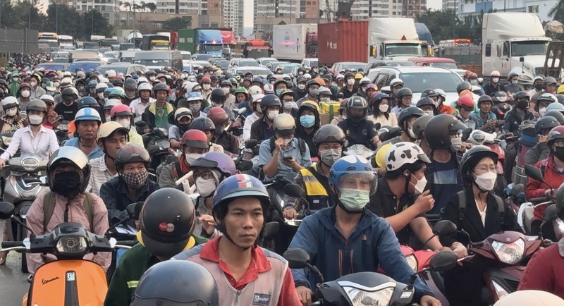 Nguoi ve que nghi Tet bat ngo khi duoc CSGT... chan dung