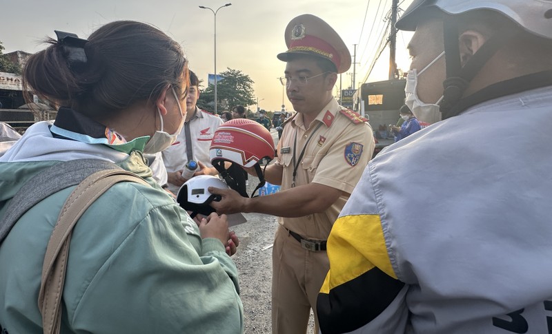 Dong nguoi nuom nuop ve mien Tay nghi Tet bat ngo duoc CSGT “tiep suc”-Hinh-11