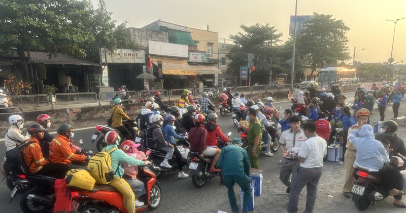 Dong nguoi nuom nuop ve mien Tay nghi Tet bat ngo duoc CSGT “tiep suc”-Hinh-4