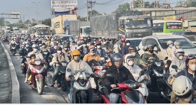 Dong nguoi nuom nuop ve mien Tay nghi Tet bat ngo duoc CSGT “tiep suc”