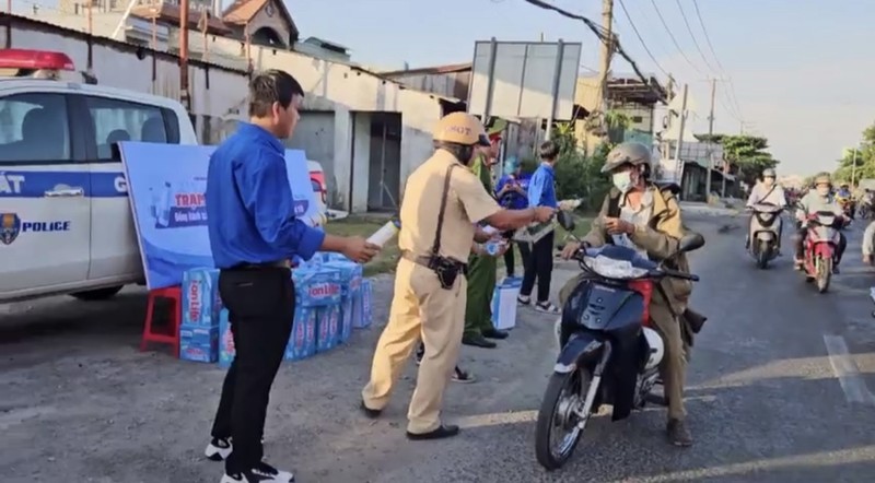 Dong nguoi ve que nghi le bong “mat long” duoi nang nong 40 do