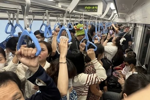 “Do khoc do cuoi” khach coi do chup anh, tam o nha ga Metro-Hinh-2