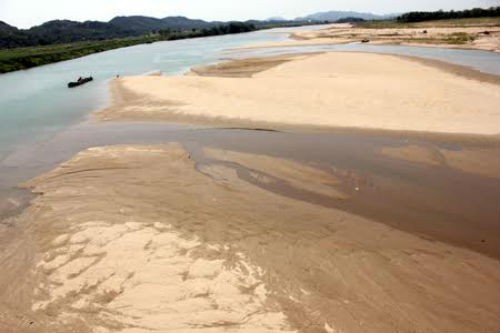 Song Lam tro day, nguoi Nghe An quay cuong vi nang nong-Hinh-2