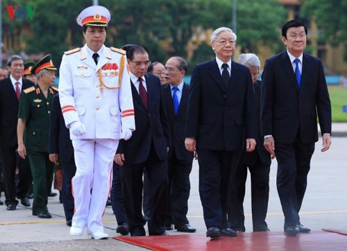 Lanh dao Dang, Nha nuoc dang huong tuong niem cac Anh hung liet sy-Hinh-2