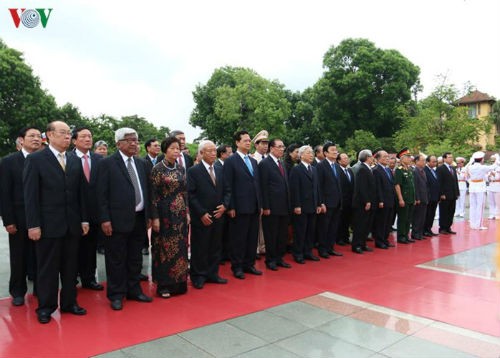 Lanh dao Dang, Nha nuoc dang huong tuong niem cac Anh hung liet sy-Hinh-3