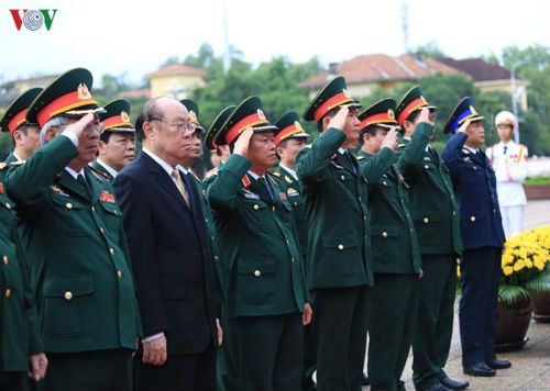 Lanh dao Dang, Nha nuoc dang huong tuong niem cac Anh hung liet sy-Hinh-7