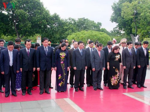 Lanh dao Dang, Nha nuoc dang huong tuong niem cac Anh hung liet sy-Hinh-9