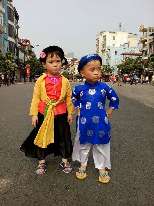 Nguoi dan tha thuot ta ao dai di xem dieu binh Quoc khanh 2/9