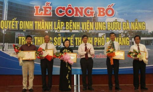 UBND TP Da Nang truy tang bang khen cho ong Nguyen Ba Thanh