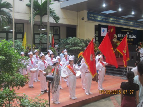 Phu huynh, hoc sinh hung khoi voi le khai giang kieu moi-Hinh-2