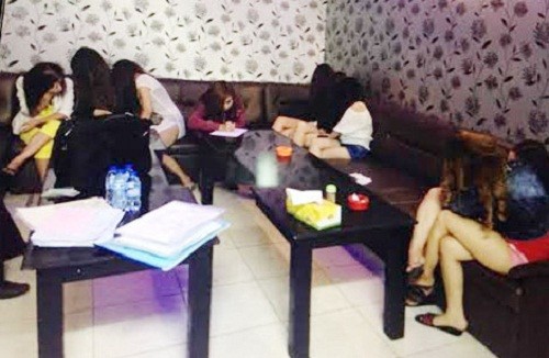 Tiep vien mac noi y nga ngon trong tay khach karaoke-Hinh-2