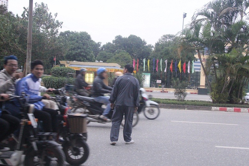 (Bai cai) - Nhung kieu pha luat ba dao cua nguoi di bo-Hinh-8