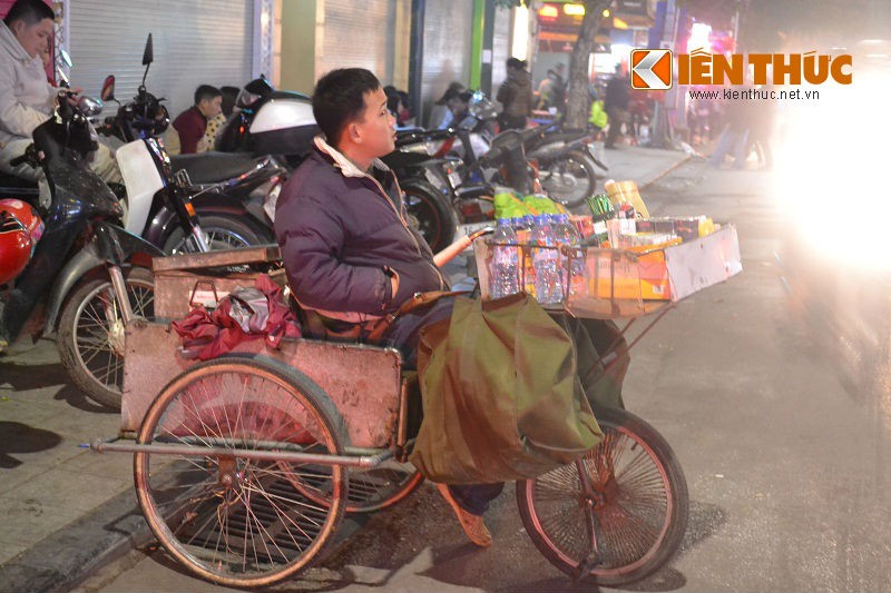 Xot long nhung manh doi tha huong kiem an dem giao thua-Hinh-9