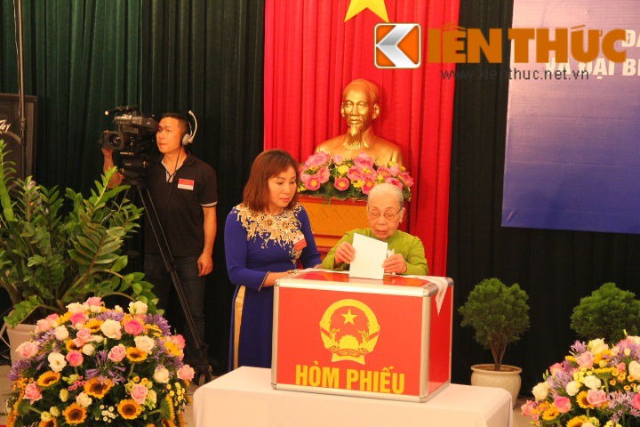 Hinh anh Tong bi thu Nguyen Phu Trong o diem bau cu phuong Nguyen Du-Hinh-8