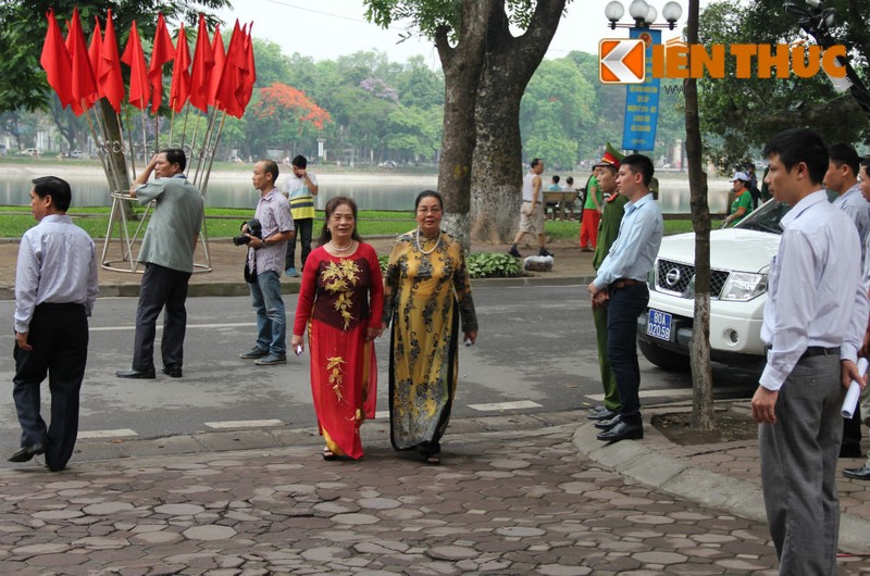 Hinh anh Tong bi thu Nguyen Phu Trong o diem bau cu phuong Nguyen Du