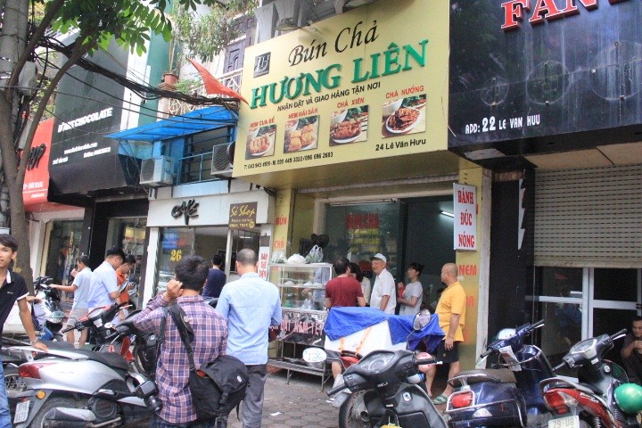 Quan bun cha Tong thong Obama an chay hang vi dong khach