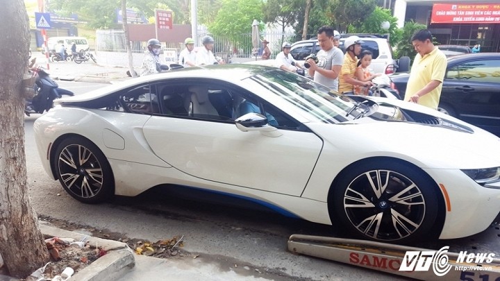 Dai gia Da Nang tang sinh nhat vo sieu xe BMW i8-Hinh-3