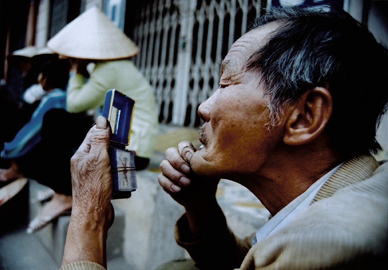 Hai huoc canh nam nhi tu sua nhan sac noi cong cong-Hinh-6