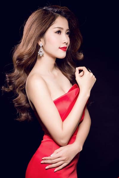 Nam Em khoe vong mot quyen ru truoc khi thi Miss Earth