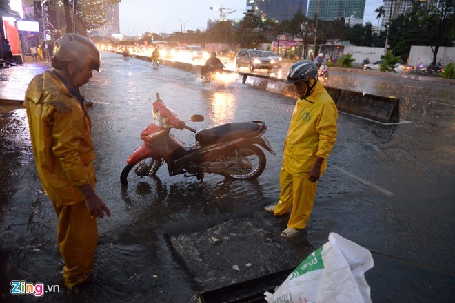 Sai Gon mua khong lon, duong Nguyen Huu Canh van ngap nang-Hinh-12