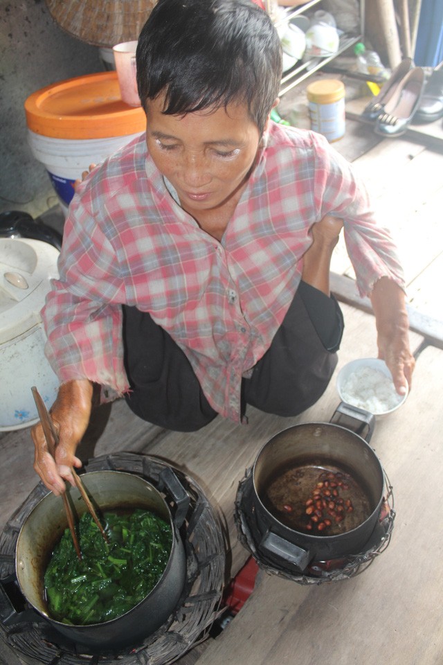 Canh doi co doc cua nguoi dan ba di tat o lang chai Thuy An-Hinh-7