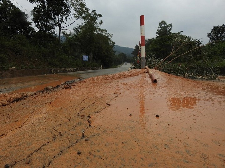 Quoc lo o Ha Tinh nut toac, bun phun trao long duong