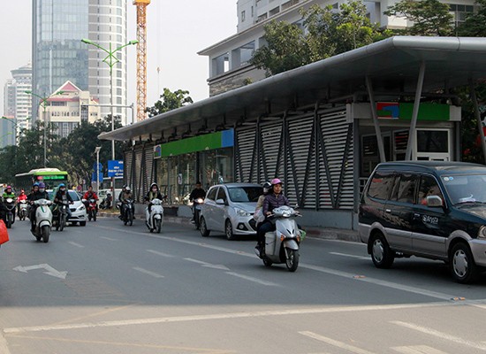 Ngay dau dai khach, buyt nhanh BRT nhoc nhan tiep can nha cho